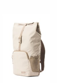 Beige Rucksack mit Rollverschluss, verstellbarem Tragegurt und strukturiertem Seitenfach. Verfügt über einen glatten Stoff mit minimalistischer Gestaltung.