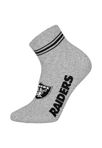 Graue Knöchelsocke mit schwarzen Streifen am Bündchen, auffälligem "RAIDERS"-Text und einem gestickten Teamlogo an der Seite.
