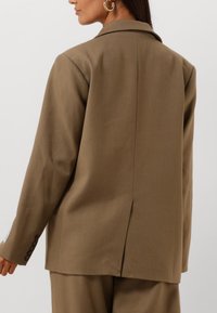 HARPER & YVE Halflange jas - goud