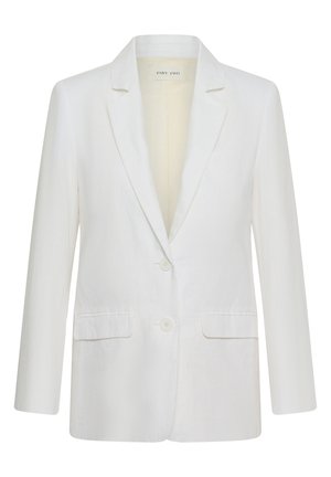 Bijeli blazer s dva gumba s reverima s urezom, dva prednja džepa s poklopcem i džep na prsima, dizajniran za formalnu ili poslovnu odjeću.