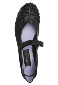 Chaussure Mary Jane noire avec détail froncé au bout et semelle intérieure lavande portant l'inscription "Everybody."