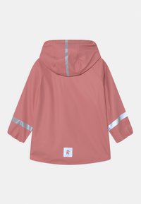 Roze waterdichte jas met capuchon, voorzien van reflecterende zilveren strepen op de mouwen, elastische manchetten en een klein logo aan de onderrand.