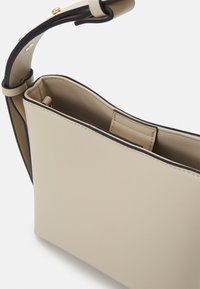 Lindex BAG BUCKET  LOOK - Bolso de mano - beige