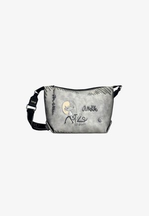 Graue synthetische Tasche mit glatter Textur, die über ein grafisches Design und schriftliche Akzente verfügt. Verstellbarer Riemen mit Metallverschluss.