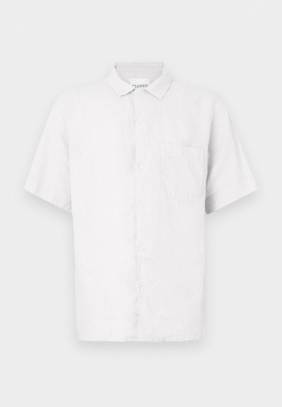 Άσπρο πουκάμισο με κοντά μανίκια και γιακά, κατασκευασμένο από λινό, με κουμπιά στο εμπρόσθιο μέρος και μία τσέπη στο στήθος. Λεία υφή και κλασικός σχεδιασμός.