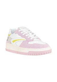Sneaker bianchi e rosa chiaro realizzati in materiali scamosciati e in pelle. Presentano dettagli gialli, punta tonda e suola in gomma testurizzata. I lacci sono bianchi.