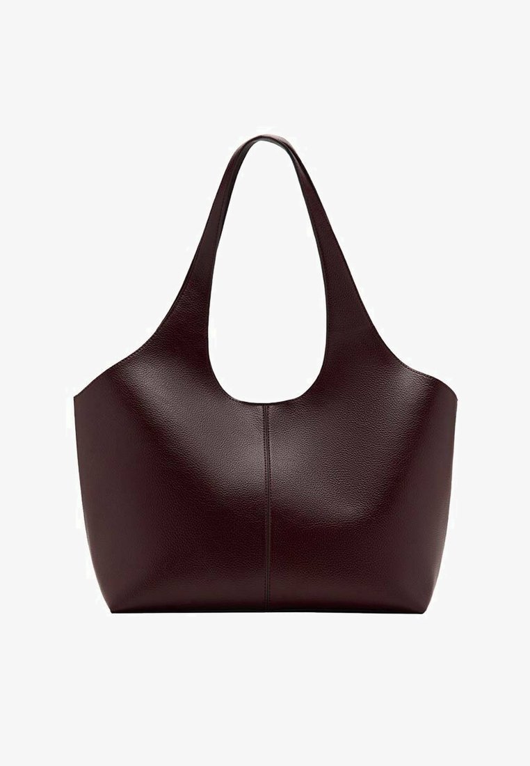 Bolso tote de cuero marrón oscuro con correa ancha para el hombro y una costura sencilla que corre verticalmente por el centro delantero.