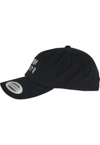 Svart baseball caps med brodert tekst, buet skjerm og justerbar stropp bak. Laget av stoff med en glatt tekstur.