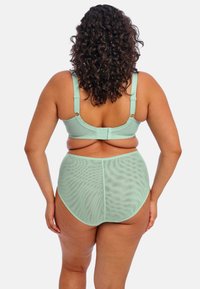 Sujetador verde menta con tirantes ajustables y cierre de gancho, combinado con braguitas de talle alto que presentan una tela transparente y texturizada.