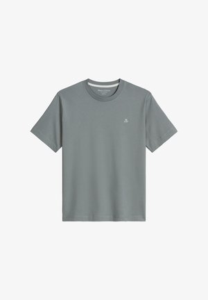 Prosty szary T-shirt z krótkim rękawem i okrągłym dekoltem oraz małym białym logo "M OP" na lewej piersi.