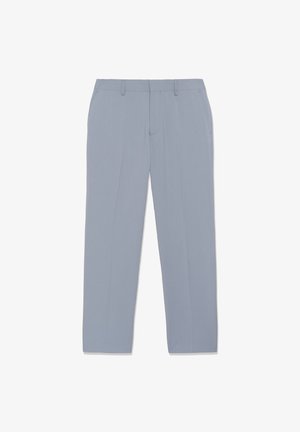 Hellblaue Hose mit geradem Bein aus glattem Stoff, mit flachem Bund, Gürtelschlaufen und gebügelten Bügelfalten entlang der Beine. Keine sichtbaren Taschen.