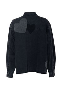 Svart denimjakke med store hjerteapplikasjoner i forskjellige grånyanser på ryggen. Lange ermer og knappelukking med en avslappet passform.