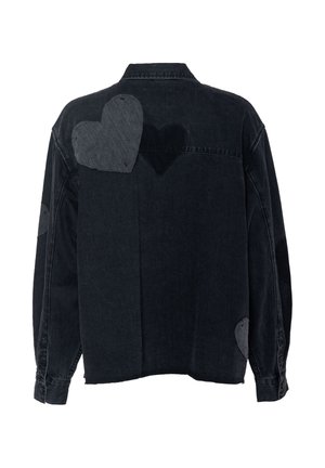 Musta farkkutakki, jossa on suuret sydänpatchit vaihtelevissa harmaan sävyissä takana. Pitkät hihat ja napilliset hihansuut, rento istuvuus.