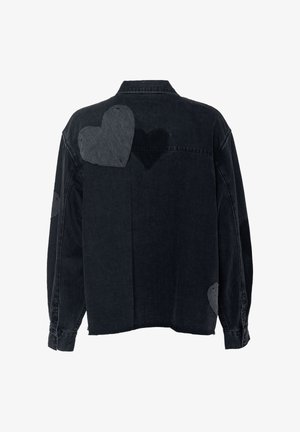 Czarna dżinsowa kurtka z dużymi łatami w kształcie serca w różnych odcieniach szarości na plecach. Długie rękawy i mankiety na guziki z luźnym krojem.