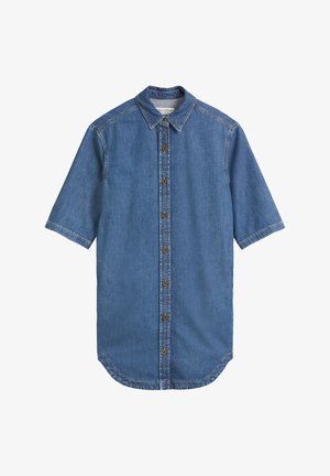 Korte mouwen denim shirt in lichtblauw, met een knoopsluiting aan de voorkant, puntige kraag en contrasterende bruine knopen. Glad oppervlak.