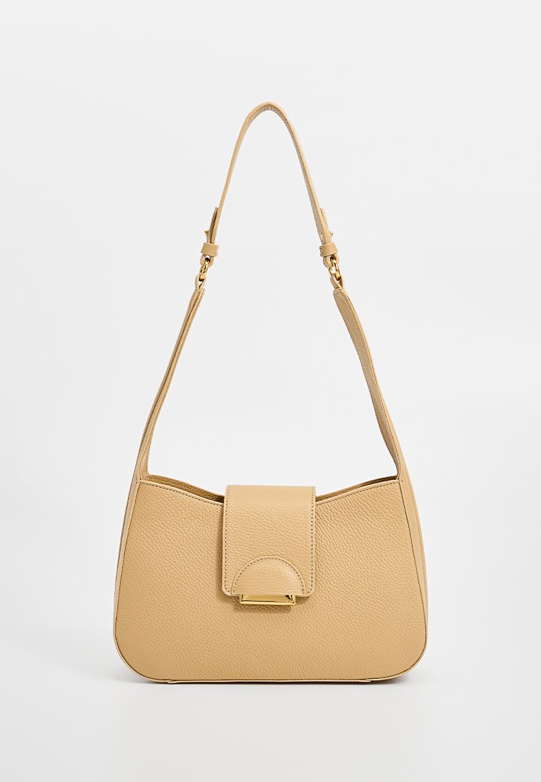 Beige Lederhandtasche mit strukturierter Form, flachem Deckelverschluss und verstellbarem Träger. Besitzt eine strukturierte Oberfläche und goldfarbene Beschläge.
