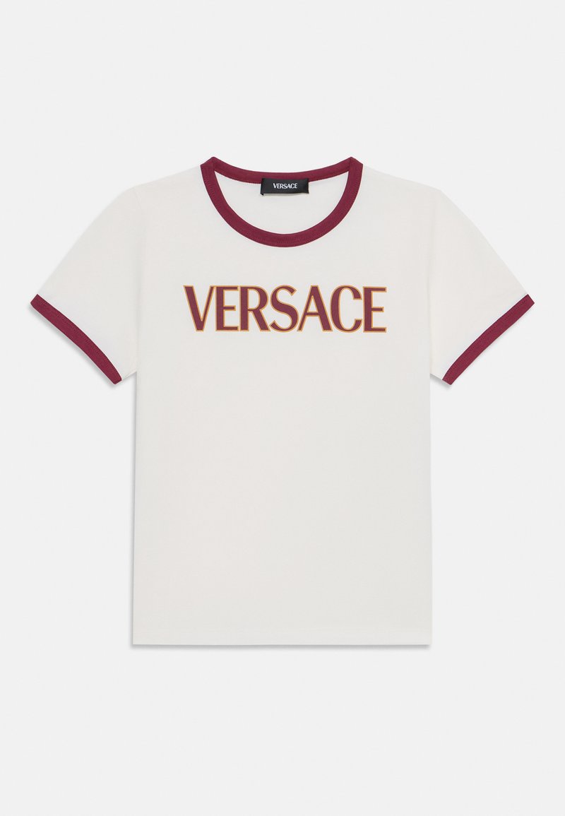 Balts T-krekls ar īsām piedurknēm un bordo ribinātām apkaklēm un piedurknēm. Uz krūtīm ir izteikta "VERSACE" emblēma brūnā krāsā. Audums: kokvilna.