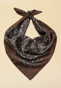 Barna selyemsál virágmintával, amely piros, kék és fehér virágokat ábrázol. Háromszög alakúra tervezve, csomózott részlettel.