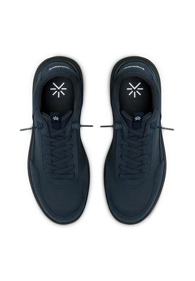 Par de zapatillas deportivas negras con parte superior de malla, sistema elástico de cordones rápidos y plantillas con marca, mostradas desde vista superior sobre fondo blanco.