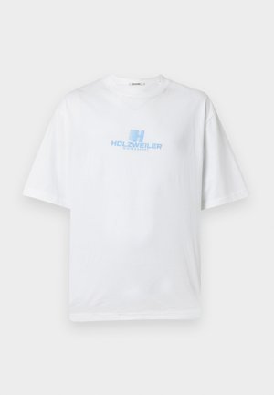Weißes Baumwoll-T-Shirt mit lockerem Schnitt, auf der Vorderseite mit einem blauen "HOLZWEILER WINTERSPORT"-Logo bedruckt. Kurze Ärmel, Rundhalsausschnitt.