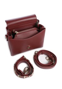 Borsa a tracolla in pelle rossa scuro aperta con tasca interna con zip e due tracolle staccabili abbinate con chiusure argento.