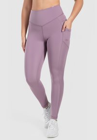 Paarse sportlegging met een hoge tailleband, platte naden en een zijzak. Gemaakt van rekbare, gladde stof voor comfort en pasvorm.
