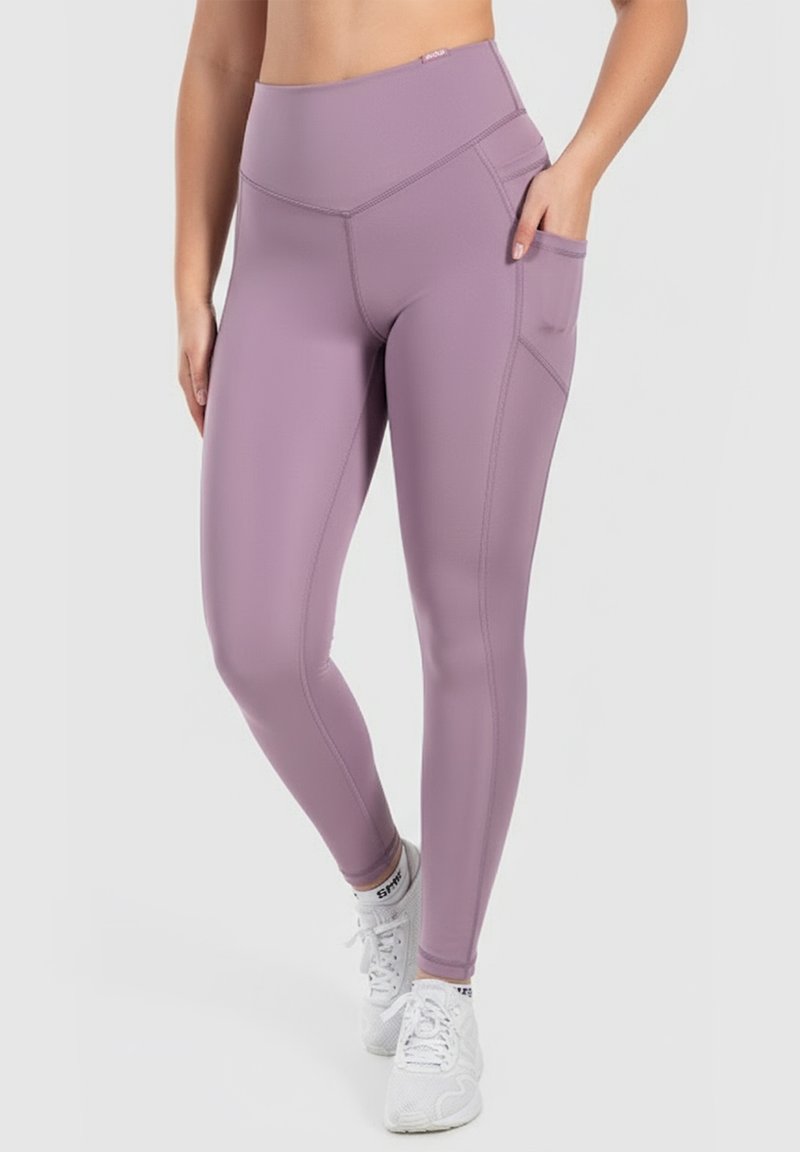 Paarse sportlegging met een hoge tailleband, platte naden en een zijzak. Gemaakt van rekbare, gladde stof voor comfort en pasvorm.