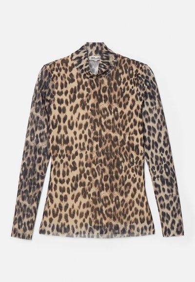 Halslange top met panterprint en lange mouwen, gemaakt van een lichte stof met beige en bruine patronen.