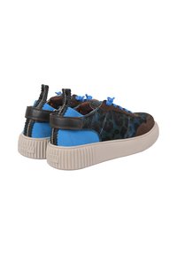 Sneakers sportivi caratterizzati da una combinazione di tessuto blu e stampa leopardata marrone con accenti neri, suola in gomma testurizzata e lacci blu.