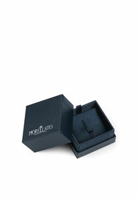 Scatola regalo di colore blu scuro con una texture e un motivo geometrico, con un logo. Il coperchio è aperto, rivelando un interno abbinato e una tracolla in tessuto.