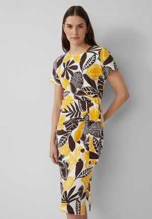 Bloemenjurk met een mix van gele, bruine en witte kleuren; korte mouwen; een aansluitend ontwerp met een wikkeldetail in de taille en een rok tot de knieën.
