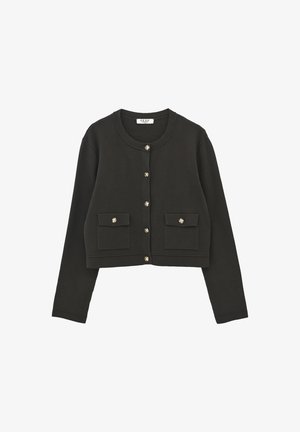 Cárdigan negro corto hecho de tela texturizada, con cuello redondo, seis botones metálicos y dos bolsillos frontales con solapa.