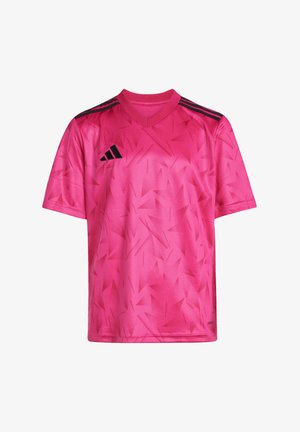 Maillot de sport rose avec un motif texturé de formes triangulaires, présentant des accents noirs et trois rayures noires le long des épaules.