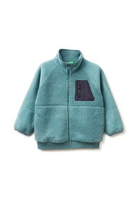 Giacca in pile color teal con colletto alto, zip frontale e tasca a toppa in blu navy. Presenta un tessuto morbido e texturizzato e polsini a costine.