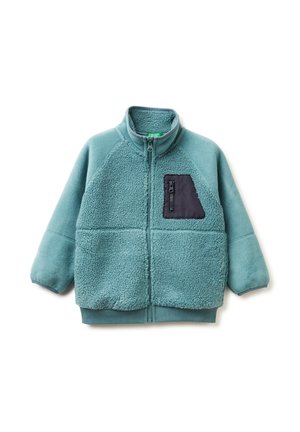 Fleecejacke in Türkis mit hohem Kragen, Reißverschluss vorne und einer aufgesetzten Tasche in Marineblau. Aus weichem, strukturiertem Stoff und mit gerippten Bündchen.