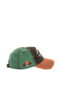 Cappello da baseball in cotone con pannelli verdi, neri e marroni. Presenta un design ricamato di un occhio infuocato e una cinghia regolabile sul retro.