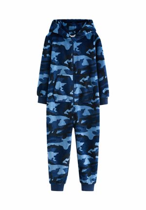 Combinaison en polaire camouflage bleue avec capuche, fermeture éclair intégrale et poches avant. Motifs bleu clair et bleu marine. Texture douce.