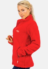 Rote Fleece-Jacke mit hohem Kragen, Reißverschlusstaschen und strukturiertem Gewebe. Verziert mit dezenten Designdetails und strukturierten Nähten.