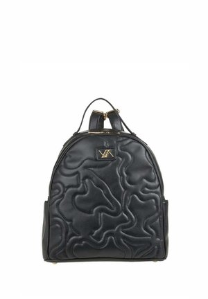 Zaino in pelle nera con motivi astratti cuciti, targhetta con logo dorata, doppio manico superiore e chiusura con cerniera dorata.