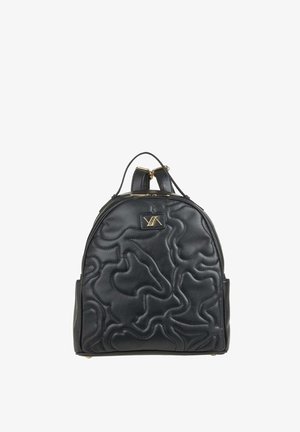 Zwarte leren rugzak met abstract gestikte patronen, gouden logo-plaatje, dubbele bovenhandvatten en gouden ritssluiting.