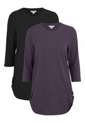 Zwei Langarm-T-Shirts in Schwarz und Lila, mit rundem Ausschnitt und dezenten Raffungen an den Seiten sowie Hardware-Akzenten. Glattes Material.