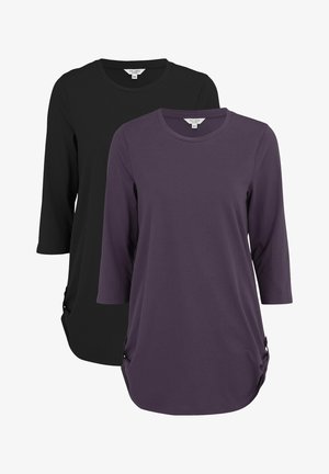 Zwei Langarm-T-Shirts in Schwarz und Lila, mit rundem Ausschnitt und dezenten Raffungen an den Seiten sowie Hardware-Akzenten. Glattes Material.