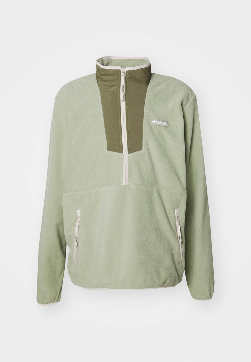 Fleece pullover in lichtgroen met een ritskraag en een olijfgroen borstpaneel. Voorzien van twee ritszakken aan de zijkanten en witte stiksels.