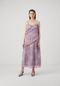 Maxime dress in vaalean violetti oransseilla kuvioilla, jossa on röyhelömuotoilu ja ohuet olkaimet. Sileä, valuva kangas.