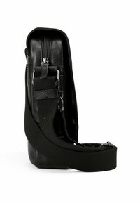 Borsa a spalla in pelle nera con chiusura a zip, tracolla in tessuto intrecciato e forma rettangolare slim. Superficie texture con delicati accenti.