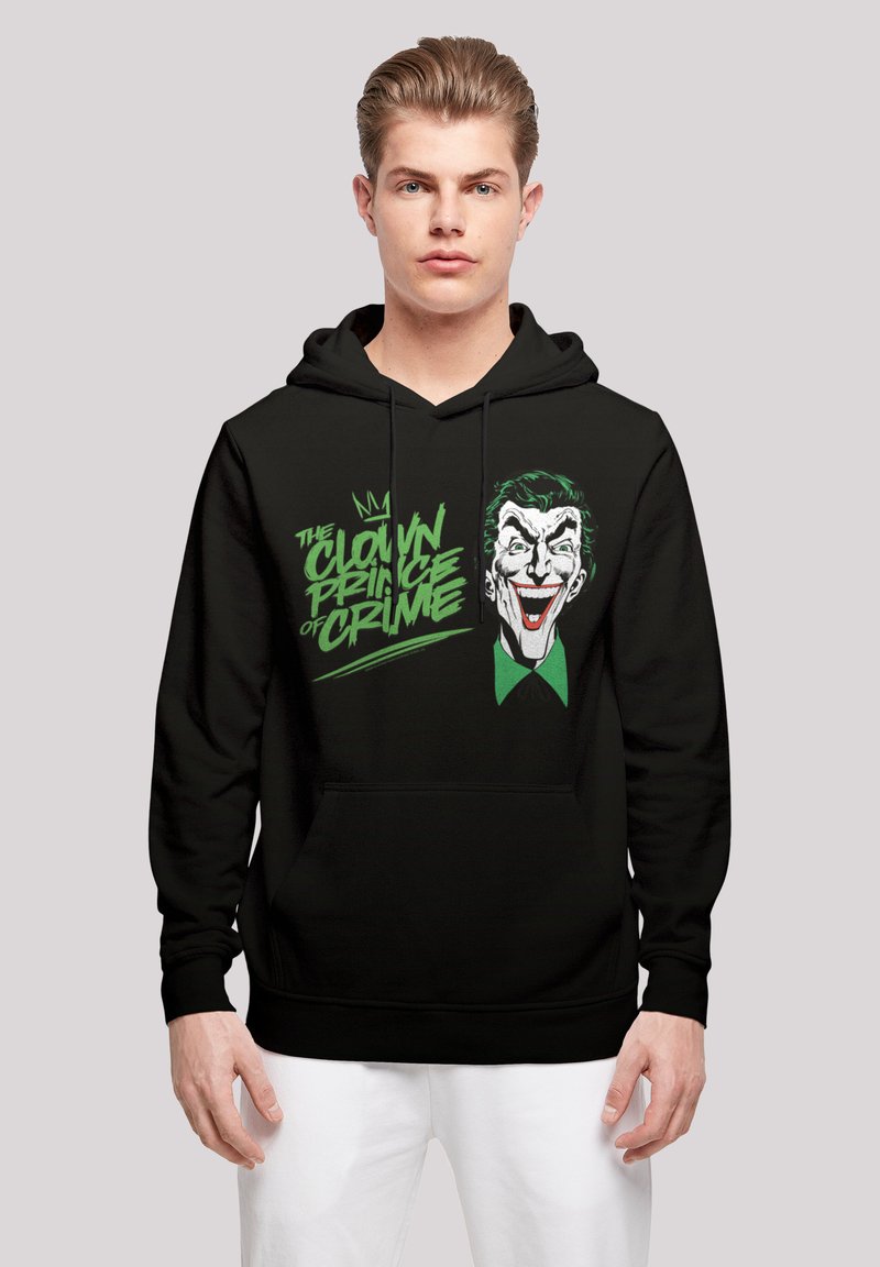 Svart hettegenser med grafikk av en smilende karakter med grønne detaljer, tekst som leser "The Clown Prince of Crime", og en frontlomme.