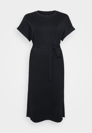 Schwarzes Kleid aus weichem Stoff, mit kurzen aufgerollten Ärmeln, einem taillierten Design und seitlichen Schlitzen für Bewegungsfreiheit. Schlichte, gerade Silhouette.
