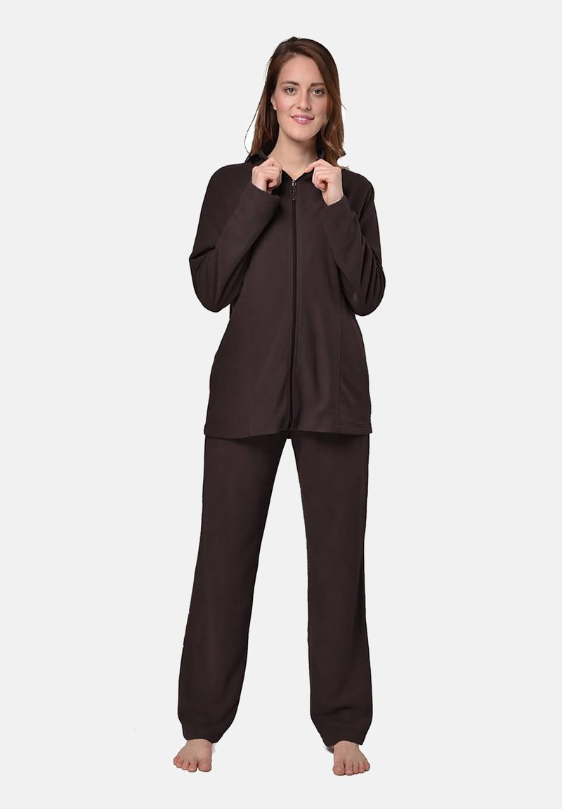 Brown zip-up jacket and matching pants made of soft fabric. Straight fit, no patterns, with a smooth texture. Barefoot model standing straight.