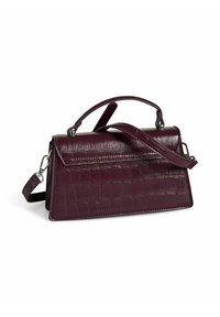 Krokodillepræget bordeaux håndtaske med en struktureret design, en topstrop og en aftagelig skulderrem. Sølvhardware detaljer.