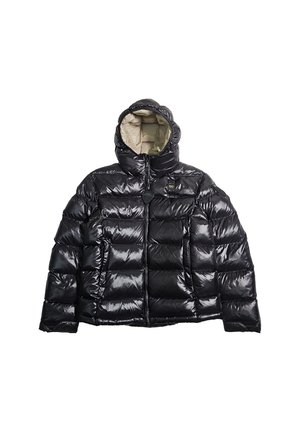 Giacca a vento nera lucida con cappuccio, chiusura frontale a zip, due tasche laterali e rivestimento interno beige, appoggiata piatta su uno sfondo bianco.